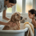familie wäscht hund mit mildem shampoo und handtuch